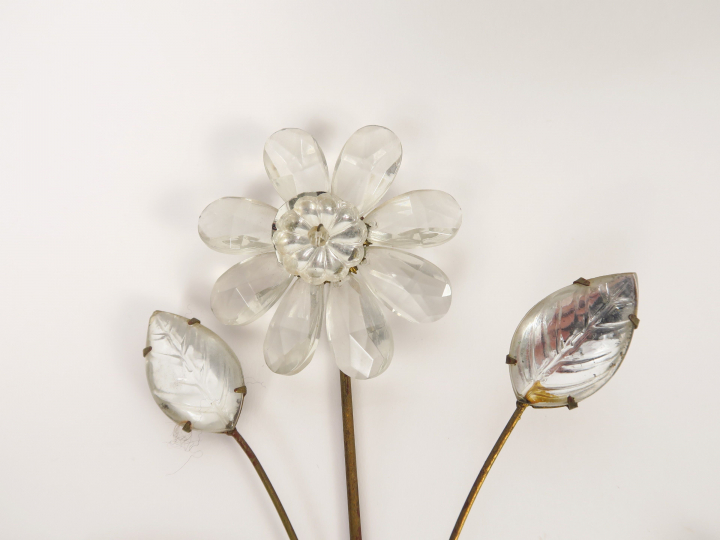 Maison Baguès. Paire d'appliques en métal doré et verre, à décor de va