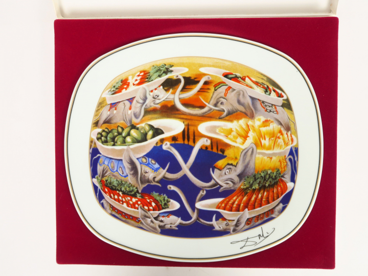A. PORTHAULT - DIGARD à Limoges. Série de six assiettes en porcelaine 