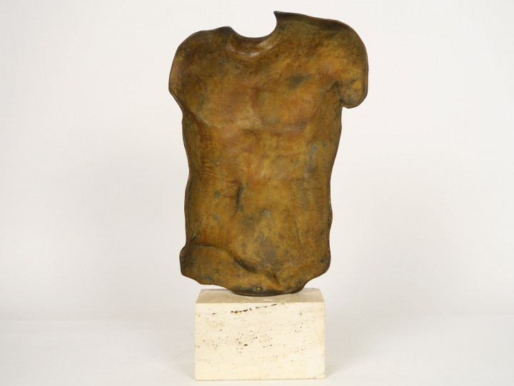 I. MITORAJ "Buste de Persée" Sculpture en bronze patiné, socle en trav
