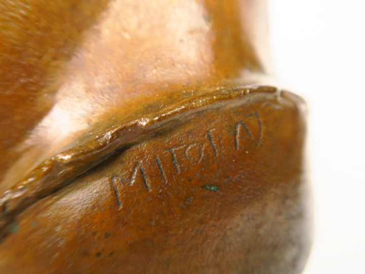 I. MITORAJ "Buste de Persée" Sculpture en bronze patiné, socle en trav