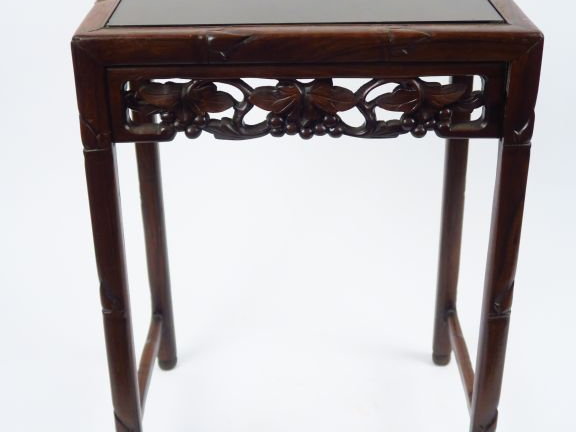 Quatre tables gigognes en bois de rose, à décor de bambous, bordure à 