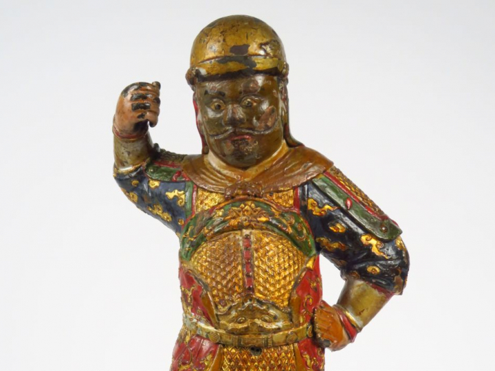 Importante statuette représentant un kapala en armure en fonte de fer 