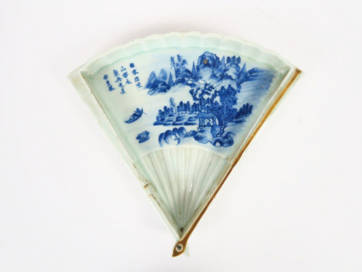 Eventail en porcelaine couleur céladon à décor en bleu sous couverte d