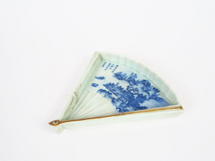 Eventail en porcelaine couleur céladon à décor en bleu sous couverte d
