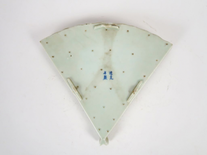 Eventail en porcelaine couleur céladon à décor en bleu sous couverte d