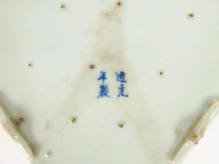 Eventail en porcelaine couleur céladon à décor en bleu sous couverte d