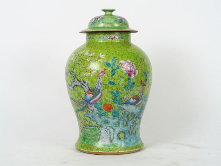 Potiche couverte de forme balustre en porcelaine et émaux de la famill