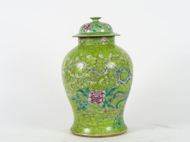 Potiche couverte de forme balustre en porcelaine et émaux de la famill