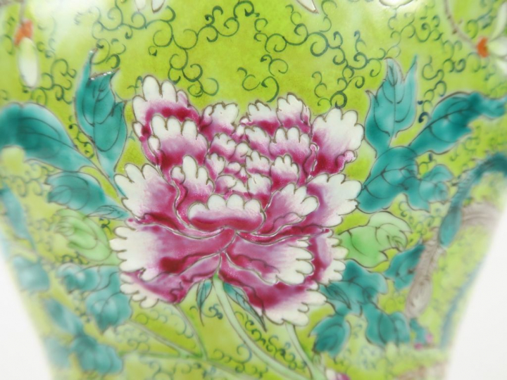 Potiche couverte de forme balustre en porcelaine et émaux de la famill
