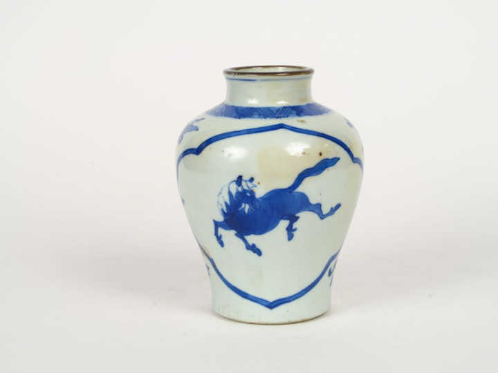 Potiche balustre en porcelaine à décor de bleu sous couverte de chevau