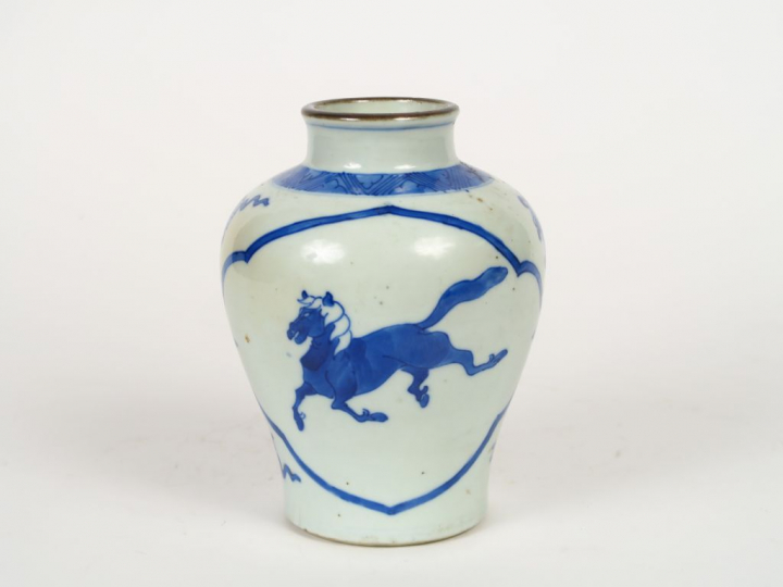 Potiche balustre en porcelaine à décor de bleu sous couverte de chevau