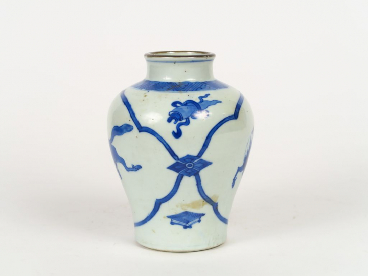 Potiche balustre en porcelaine à décor de bleu sous couverte de chevau