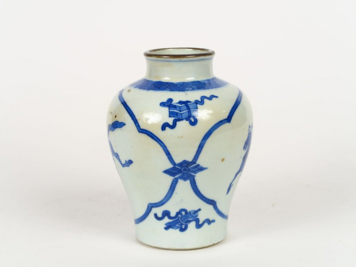 Potiche balustre en porcelaine à décor de bleu sous couverte de chevau