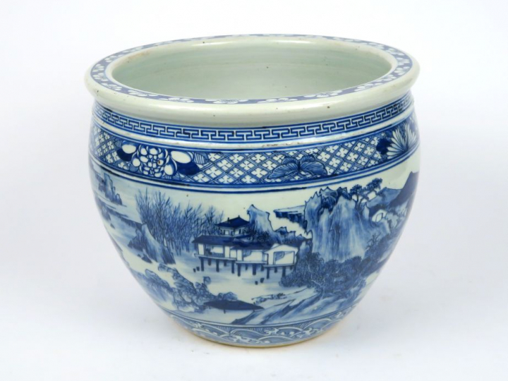 Vasque à poisson en porcelaine blanche à décor sous couverte d'une cit