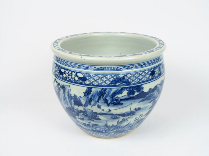 Vasque à poisson en porcelaine blanche à décor sous couverte d'une cit