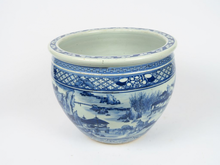 Vasque à poisson en porcelaine blanche à décor sous couverte d'une cit
