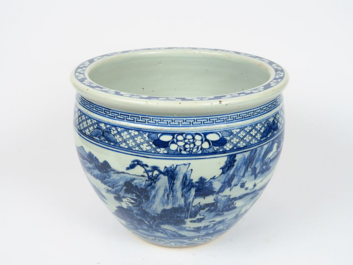 Vasque à poisson en porcelaine blanche à décor sous couverte d'une cit