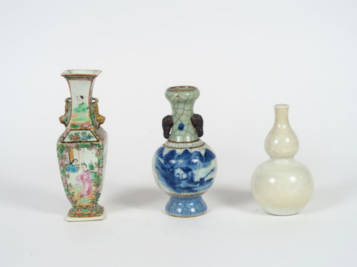 Lot comprenant : trois vases, un double gourde de couleur beige, un va