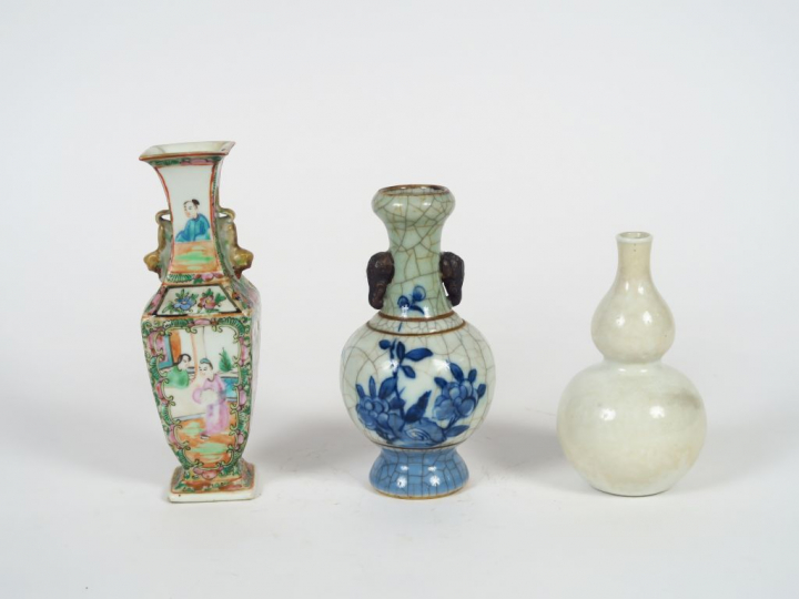 Lot comprenant : trois vases, un double gourde de couleur beige, un va
