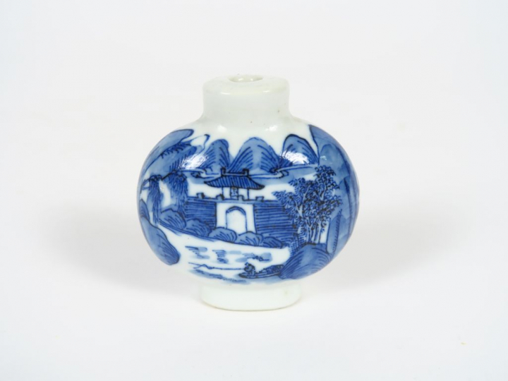 Flacon tabatière en porcelaine bleu blanc, à décor d'une cité lacustre