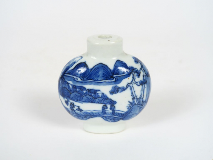 Flacon tabatière en porcelaine bleu blanc, à décor d'une cité lacustre