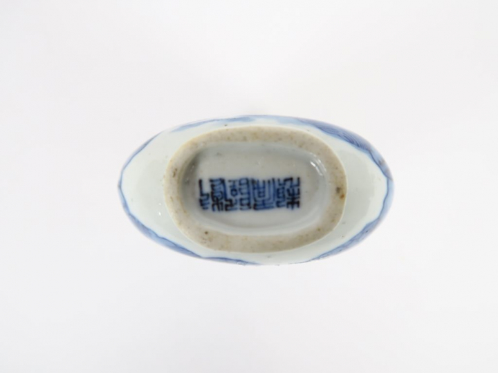 Flacon tabatière en porcelaine bleu blanc, à décor d'une cité lacustre