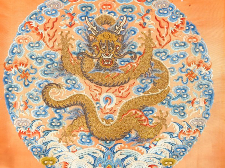 Elément de robe en soie et lin brodé à décor de dragon déployé parmi d