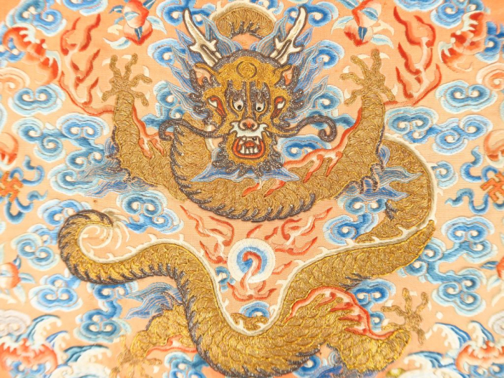 Elément de robe en soie et lin brodé à décor de dragon déployé parmi d