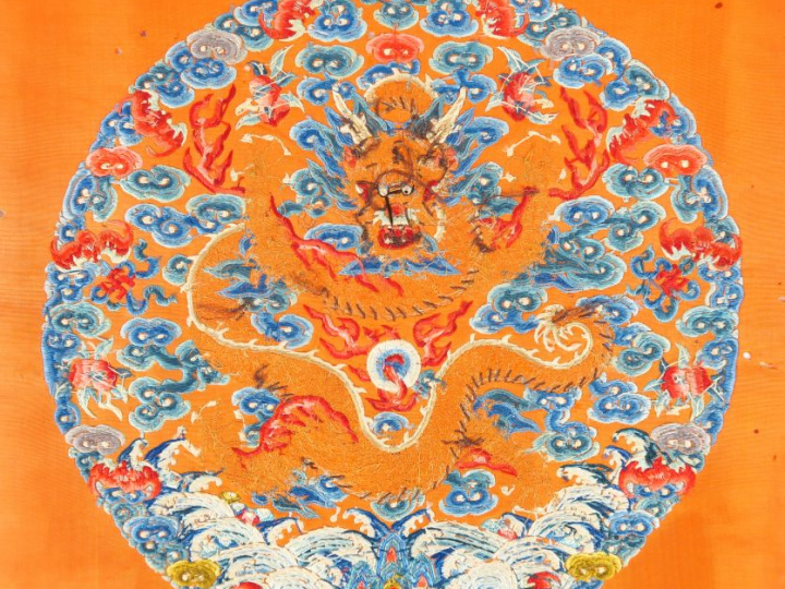 Elément de robe en soie et lin brodé à décor de dragon déployé parmi d