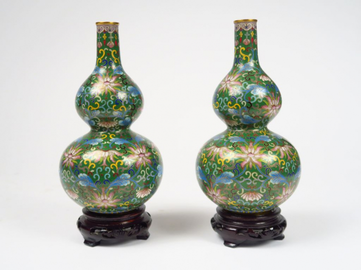 Paire de vases en émaux cloisonnés polychromes début XXème en forme de