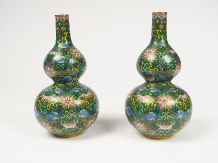 Paire de vases en émaux cloisonnés polychromes début XXème en forme de