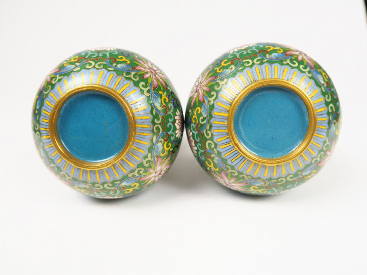 Paire de vases en émaux cloisonnés polychromes début XXème en forme de