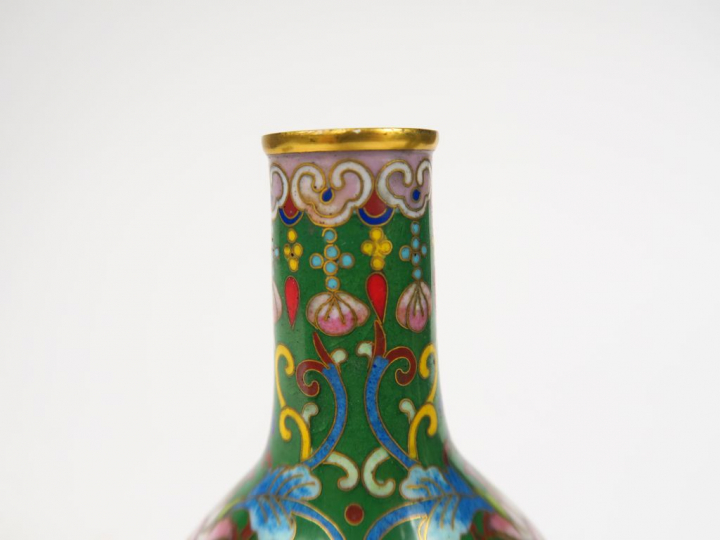 Paire de vases en émaux cloisonnés polychromes début XXème en forme de