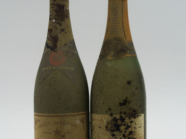 2 BOUTEILLES CHAMPAGNE : 1 MOET   CHANDON BRUT IMPERIAL 1 CM SOUS LA C