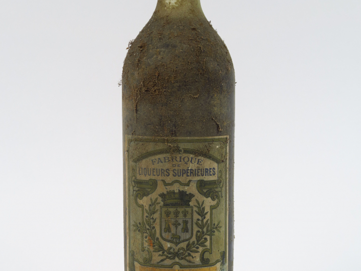 1 TRES VIEILLE BOUTEILLE EAU DE NOIX FABRIQUE DES LIQUEURS SUPERIEURES