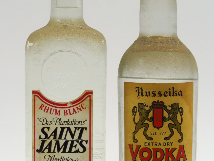 2 BOUTEILLES : 1 VODKA RUSSEIKA - 1 RHUM BLANC ST JAMES (1 L)