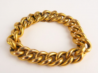Vente aux enchères Bracelet en or, maille gourmette (enfoncements). Poids : 17,11 g