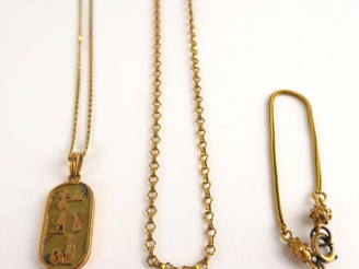 Vente aux enchères Lot en or comprenant deux chaines, un pendentif égyptien et un bracele