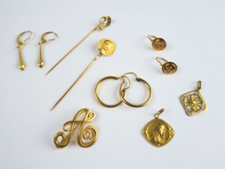Vente aux enchères Lot d'or comprenant : une médaille religieuse, un pendentif trefle, et
