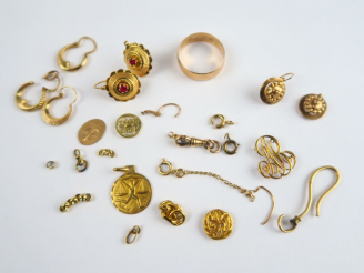 Vente aux enchères Lot d'or : perce-oreilles, médailles, parties de bijoux, alliance…Poid