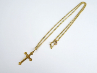 Vente aux enchères Chaine et croix en or. Poids  : 15,8 g