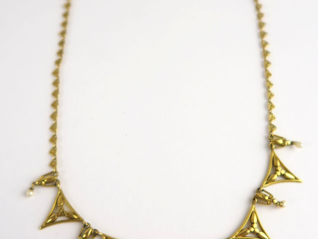 Collier draperie en or et perles. Poids tel : 15,3 g
