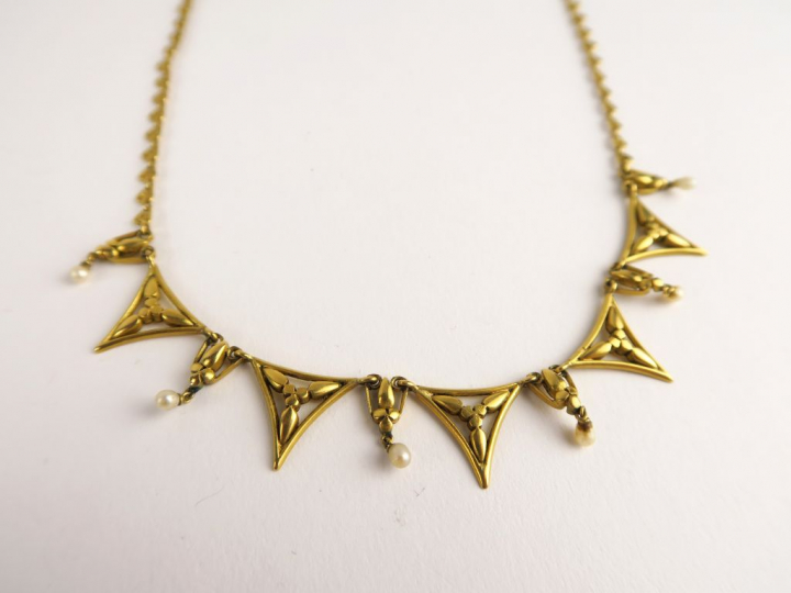 Collier draperie en or et perles. Poids tel : 15,3 g