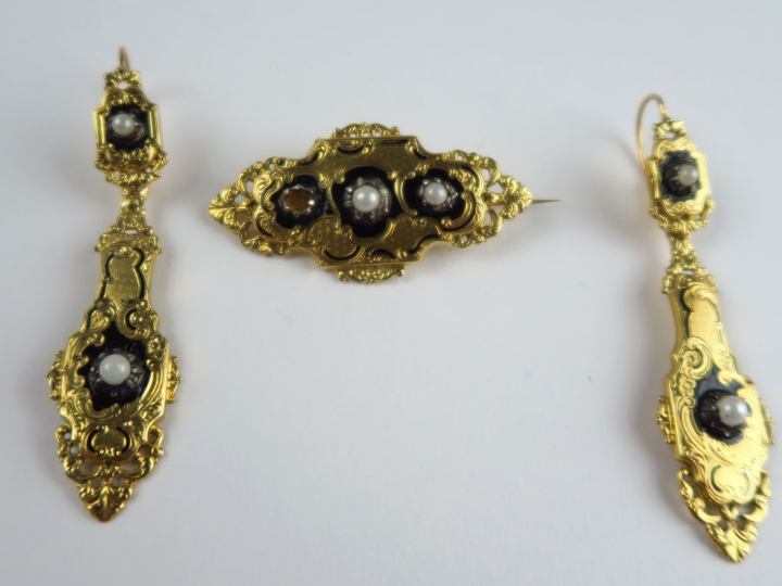 Broche Napoléon III et dormeuses assorties, en or émaillé (sauts d'éma