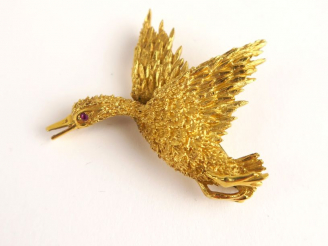 Vente aux enchères Broche en or figurant un canard en vol. l'œil serti d'un petit rubis. 