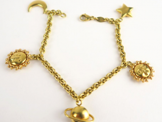Vente aux enchères Bracelet à pendeloques en or. Poids : 14,6 g