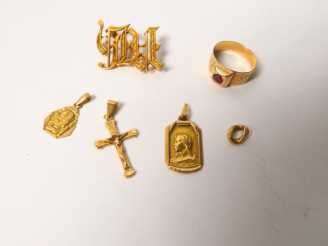 Vente aux enchères Broche en forme d'initiales, 2 médailles dont une accidentée, croix, m