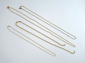 Vente aux enchères Lot de 4 chaines en or, dont une accidentée. Poids : 14,2 g