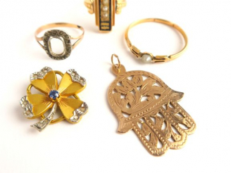 Vente aux enchères Lot de bijoux en or 18 carats, pierres et perles, comprenant : bagues,
