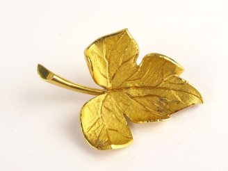 Vente aux enchères Broche en or, figurant une feuille. Poids : 11,6 g